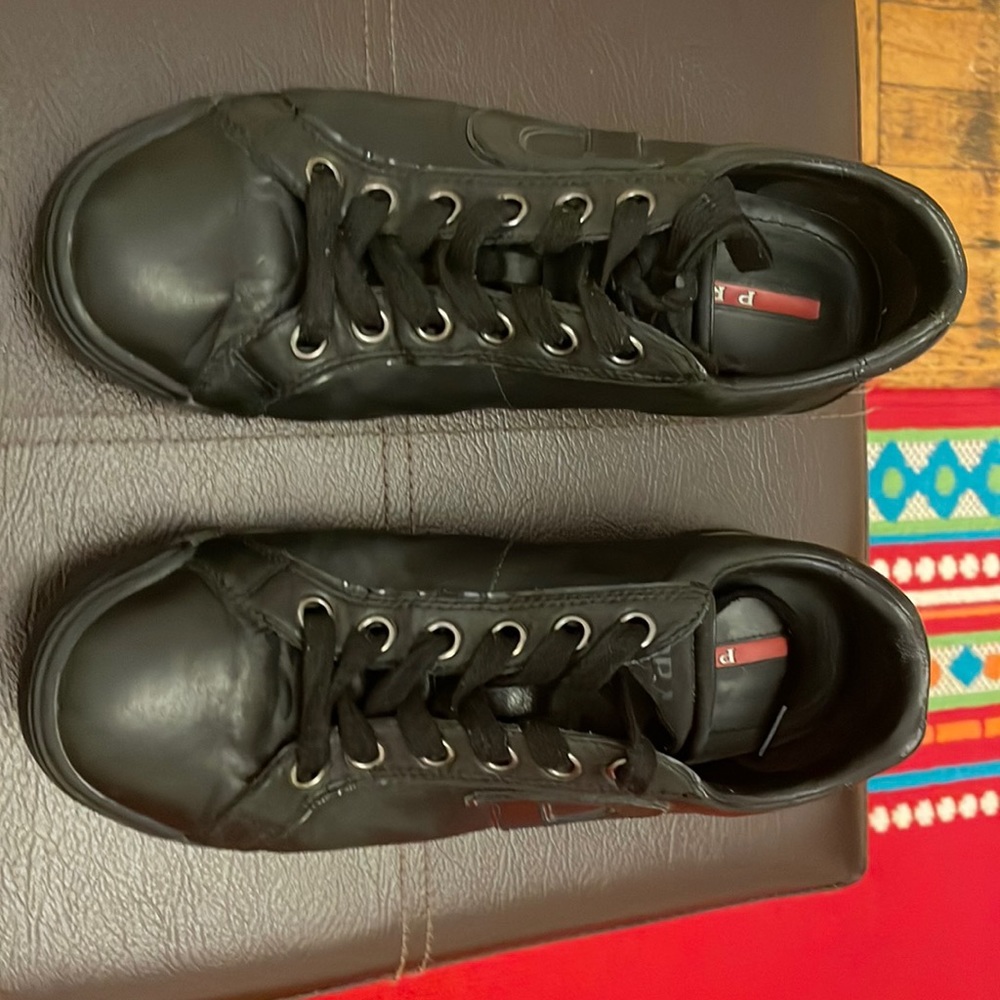 PRADA SPORT
Leather Sneakers men’s 
Size: 6.5 | UK 5.5 
Leather Low Top Sneakers